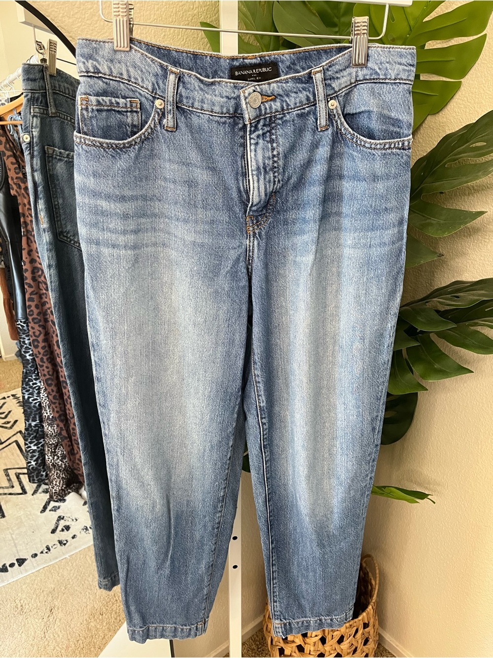 💙 Banana Republic Factory Barrel Jeans Light Wash Relaxed Tapered Denim Sz 27/4